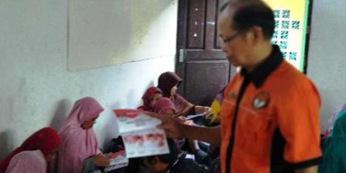 Berty Stevanus , ketua Panwaslu Pacitan saat meninjau  proses sortir dan pelipatan surat suara Pilgub. (foto: yuniardi sutondo/BO) 