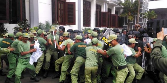 Simulasi kerusuhan yang ditangani pasukan Huru Hara Satpol PP Kota Malang, Kamis (26/04). foto: IWAN IRAWAN/ BANGSAONLINE