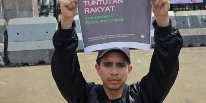 Andovi Da Lopes saat menyuarakan tuntutan di Gedung DPR RI, Senayan