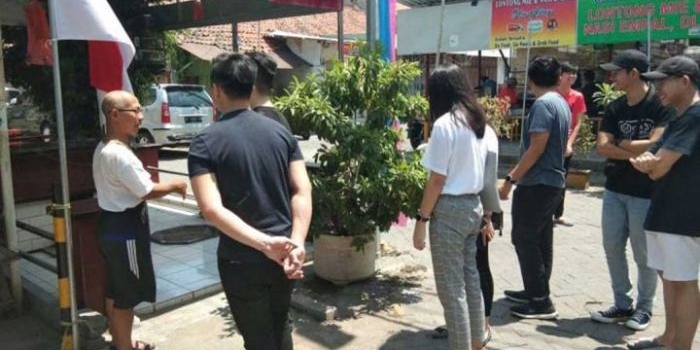 Suk Dony menerangkan keberadaan Punden Kapasan, lokasi untuk Sedekah Bumi, kepada mahasiswa Universitas Ciputra Surabaya yang melakukan kunjungan. foto: Yudi Arianto/ BANGSAONLINE