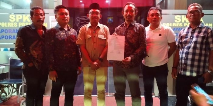 Kader Gerindra didampingi kuasa hukum saat menunjukan laporan di Polres Pasuruan