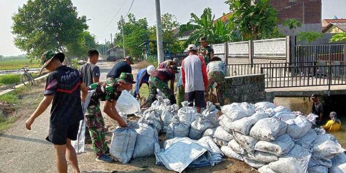 Satgas TMMD Sidoarjo dan warga bersih-bersih sungai di Desa Penambangan Balongbendo, Sabtu (25/5/2024)