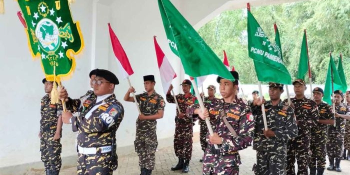PCNU Pamekasan saat menggelar kirab pataka sepanjang 100 kilometer dalam rangka memperingati Satu Abad NU.