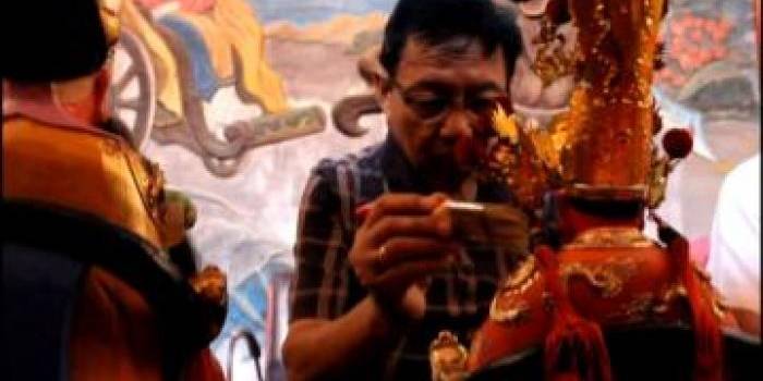 Pengurus Klenteng saat melakukan ritual memandikan dewa. (Soewandito/BangsaOnline.com)