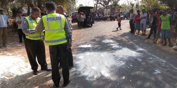 Petugas saat melakukan olah TKP.