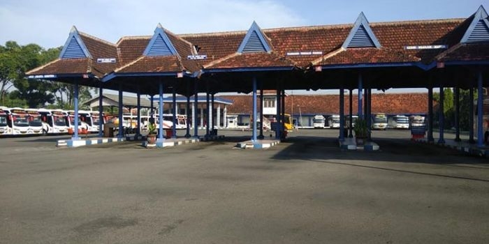 Suasana Terminal Patria Kota Blitar sepi pasca pemberlakuan PSBB karena bus setop beroperasi.