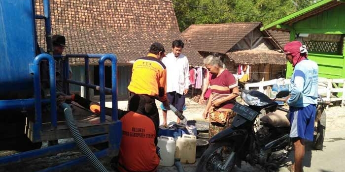Warga Desa Gesing saat mengantre air bersih.