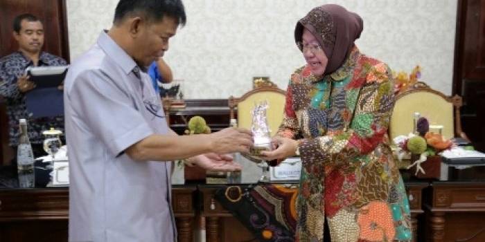?Walikota Risma dana Walikota Palu bertukar cindera mata berupa simbol kota masing-masing.foto:humas/BANGSAONLINE
