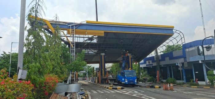 diduga-supir-lalai-gerbang-tol-banyu-urip-surabaya-rusak-dihantam-bak-truk