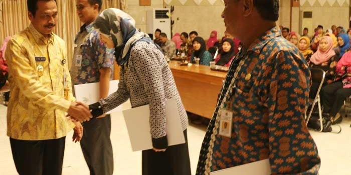 Wabup Moh. Qosim memberikan ucapan selamat kepada ASN yang naik pangkat. foto: SYUHUD/ BANGSAONLINE