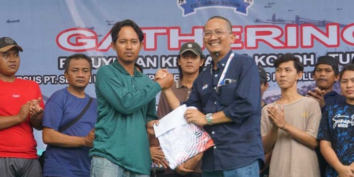 Senior Manager of Corporate Communication SIG Pabrik Tuban, Dharma Sunyata, saat memberikan tali asih kepada salah satu ABK MV Noah Satu.