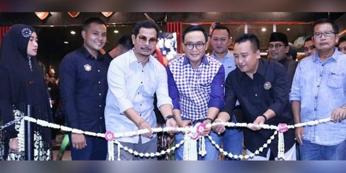 Bupati Pamekasan saat me-launching Caffe dan Resto Three Five yang berada di jalan raya Sumenep no. 106-107 Pamekasan.