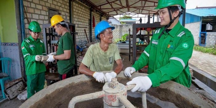 Tim PLN Nusantara Power UP Tanjung Awar-Awar saat memberikan edukasi kepada petani hutan saat akan membuat FABA.