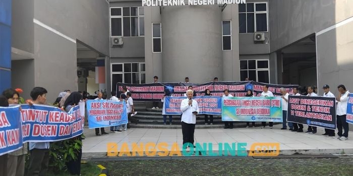 dosen-poltek-madiun-gelar-aksi-damai-tuntut-pengangkatan-p3pk-ptnb-jadi-pns