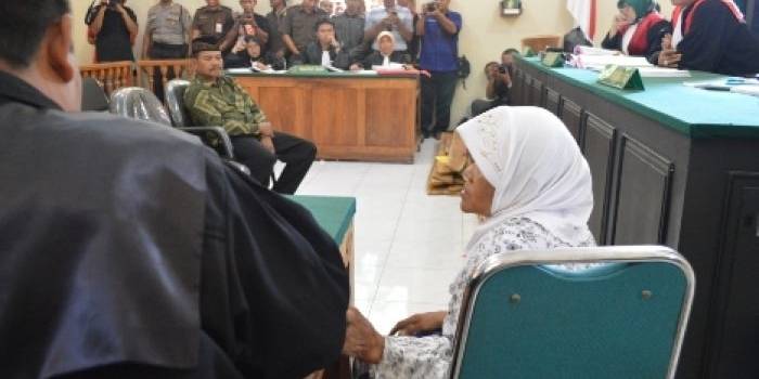 Sidang lanjutan nenek Asyani saat Subakri, Kepala Dusun Krastal memberikan kesaksian di depan majelis hakim. foto: Hadi Prayitno/BangsaOnline.com