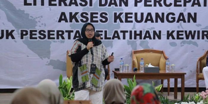 Narasumber dari OJK Kediri saat menyampaikan paparan tentang Literasi dan Inklusi Keuangan Kepada Wirausaha Cerdas dalam Memilih Penggunaan Financial Technology (Fintech), Selasa (11/6/2024). Foto: Ist.