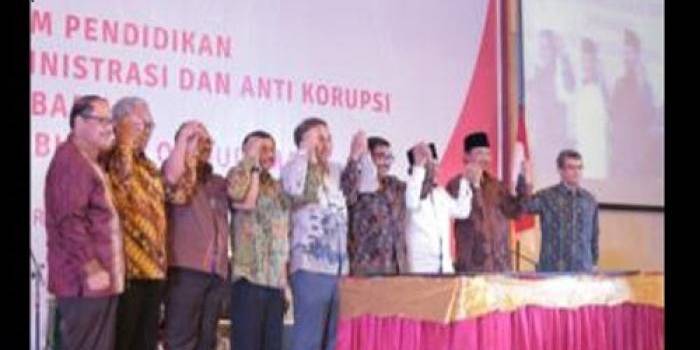 KOMITMEN: Para Kepala Daerah saat foto bersama usai menandatangani komitmen tentang pelayanan publik yang anti korupsi dan maladministrasi. foto: iwan irawan/BANGSAONLINE