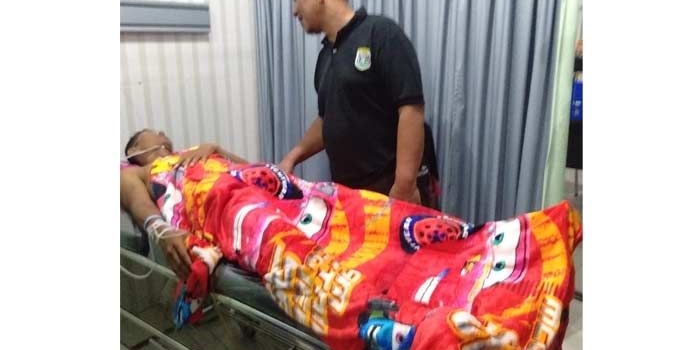 Salah satu korban luka saat mendapatkan perawatan.