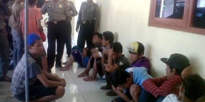 DIAMANKAN: Sebanyak 17 anak jalan diamankan petugas Polsekta Bojonegoro. Mereka diamankan karena sering menggangu ketertiban umum. Foto: Eky Nurhadi/BangsaOnline.com