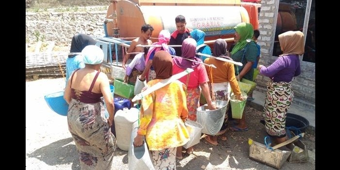 Warga terdampak kemarau ngantri untuk mendapatkan air bersih yang dikirim oleh BPBD Pamekasan.