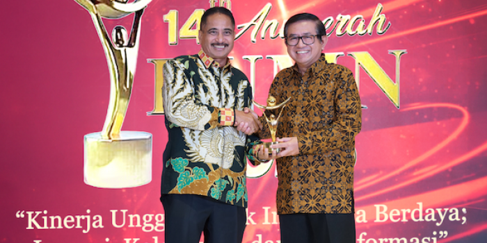 Dirut Petrokimia Gresik, Dwi Satriyo Annurogo (kanan)  menerima penghargaan  sebagai  The Best CEO Developing Talent. Foto: Ist.