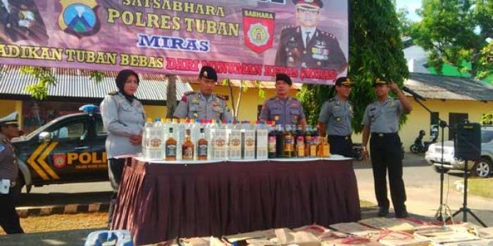 Kapolres Tuban saat menunjukkan barang bukti miras dari berbagai kemasan mulai botol hingga jerigen. (foto: suwandi/BANGSAONLINE) 