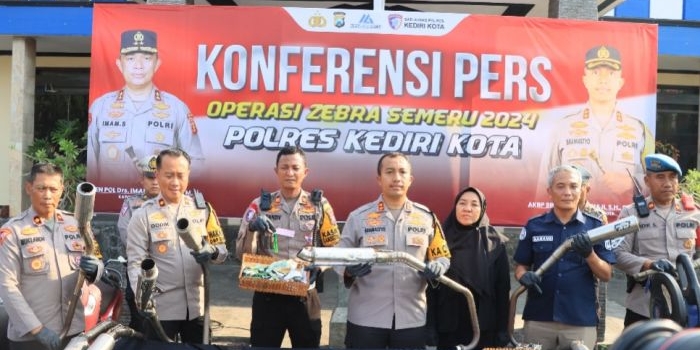 Kapolres Kediri Kota AKBP Bramastyo Priaji saat menggelar konferensi pers dengan menunjukkan knalpot brong yang akan dimusnahkan. (Ist).