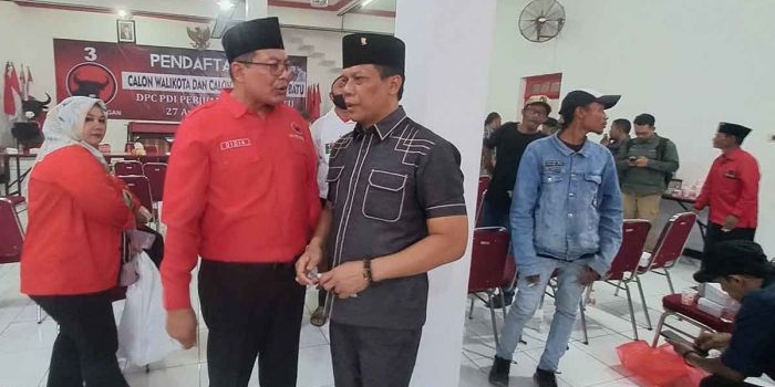 Ketua DPC PDIP Kabupaten Malang, Didik Gatot Subroto, dan Khamim Tohari pengurus DPC PDIP Kota Batu saat melakukan komunikasi politik usai menyerahkan formulir pendaftaran.