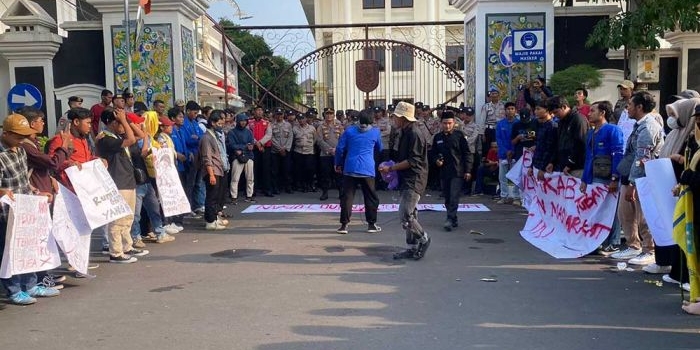 Aksi PMII saat demo di depan Kantor Bupati Tuban memprotes kebijakan pemkab yang menghapus SKTM dari syarat berobat bagi warga miskin.