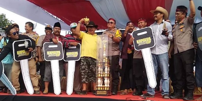 Kapolda Jatim Irjen Pol Luki Hermawan menyerahkan trofi dan hadiah kepada para juara lomba Kerapan Sapi.