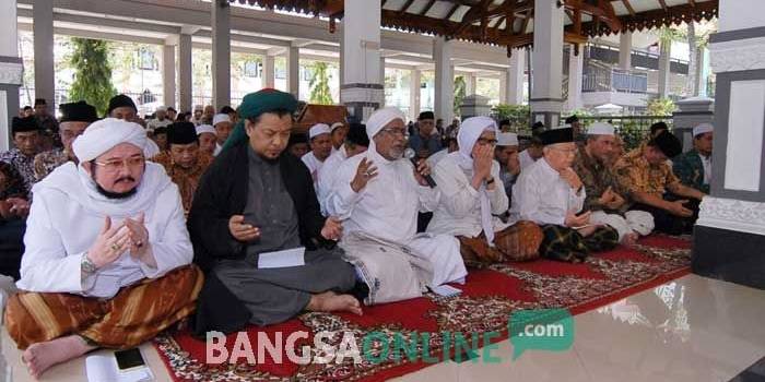 Pengasuh Ponpes Tebuireng, Gus Solah juga menemani para tamu puluhan kiai doa bersama di area pemakaman. foto: RONY S/ BANGSAONLINE