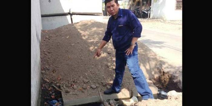 Anggota Komisi C DPRD Surabaya Achmad Suyanto menunjukkan penggarapan proyek box culvert yang amburadul.