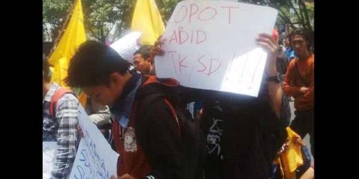 Aksi demo PMII tuntut Kabid TK/SD Dispendik Lamongan mundur terkait pemecatan dua guru GTT dalam kasus SDN Jubel Lor. (foto: haris/BANGSAONLINE)