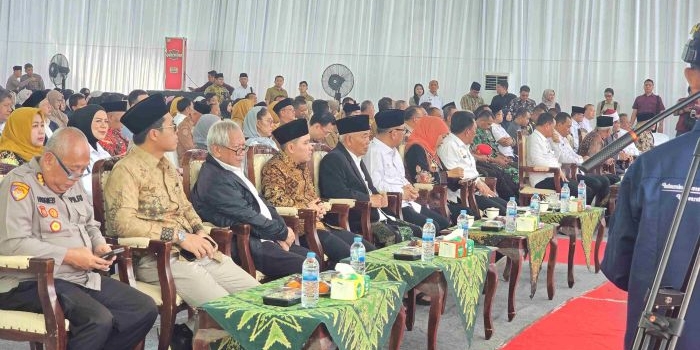 Gubernur Lemhanas RI Dr. H. TB. Ace Hasan Syadzily, M.Si, Prof Dr KH Asep Saifuddin Chalim, Khofifah Indar Parawansa, Dr Muhammad Al Baraa, Dr KH Mauhibur Rokhman dan para tokoh lainnya dalam acara Goes To Campus di Gedung Student Centre Pondok Pesantren Amanatul Ummah Pacet Mojokerto, Jawa Timur, Selasa (12/5/2026). Foto: MMA/bangsaonline