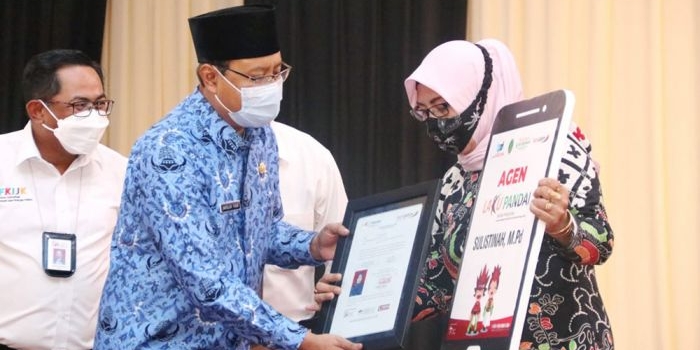 Wali Kota Pasuruan Saifullah Yusuf saat menyerahkan bantuan CSR dari Bank Jatim secara simbolis.
