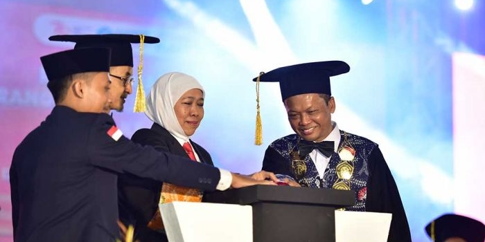 Rektor UTM Dr. Safi (kanan) saat membuka PPKMB bersama Khofifah Indar Parawansa.