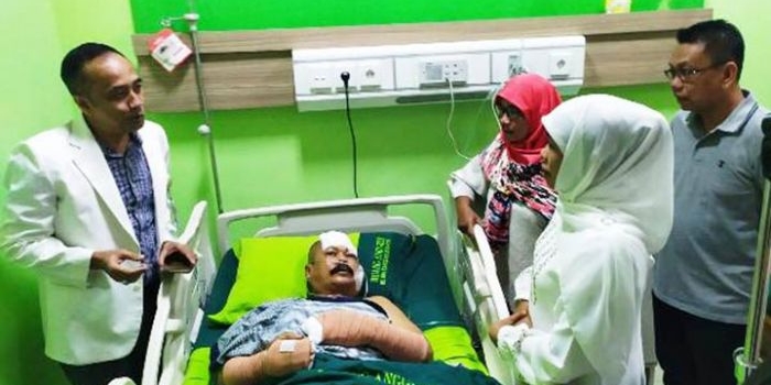 Gubernur Jawa Timur Hj. Kofifah Indar Parawansa, M.Si didampingi Wakapolda Jatim Brijen Pol Drs. Toni Harmanto, M.Hum menjenguk anggota Polsek Wonokromo Aiptu Agus Sumarsono.