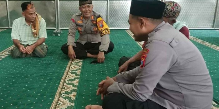 Kapolsek Kemlagi, AKP Sugeng Budi Santoso, saat berpartisipasi dalam kegiatan keagamaan di masjid.