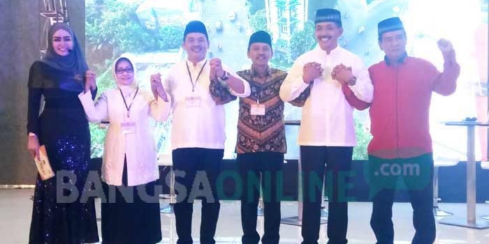 Seluruh paslon Bupati-Wabup Jombang foto bersama usai debat. foto: BANGSAONLINE