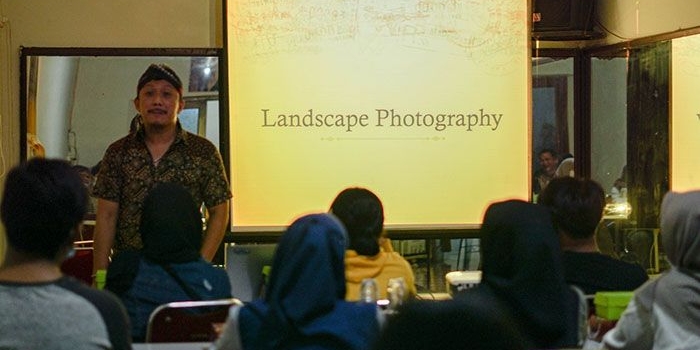 Zainal Andy saat menyampaikan materi kepada peserta di studio Pawon Cinema, Kelurahan Mojoroto, Kota Kediri. Foto: Ist