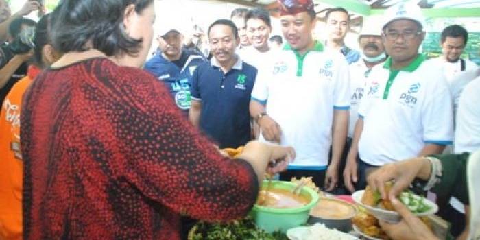 SARAPAN - Disela-sela jalan bersama, Menpora menyempatkan sarapan di warung pecel di ketabang kali didampingi Direktur Harian Bangsa, HM Mas
