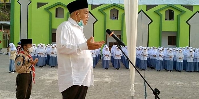 Prof Dr KH Asep Saifuddin Chalim, MA saat jadi inspektur upacara peringatan HUT ke-76 kemerdekaan RI di lapangan Pondok Pesantren Amanatul Ummah Pacet Mojokerto, Selasa (17/8/2021). foto: mma/ bangsaonline.com