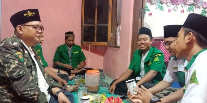 Pengurus GP Ansor Ranting Kedurus menggalang gerakan jimpitan untuk kemandirian organisasi. foto: ist