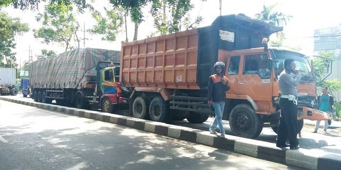  Truk trailer saat hendak dievakuasi. foto: RONY S/ BANGSAONLINE