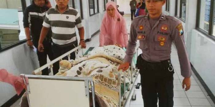 Mujianto saat dipindah dari ruang operasi ke ruang perawatan. (foto: haris/BANGSAONLINE)