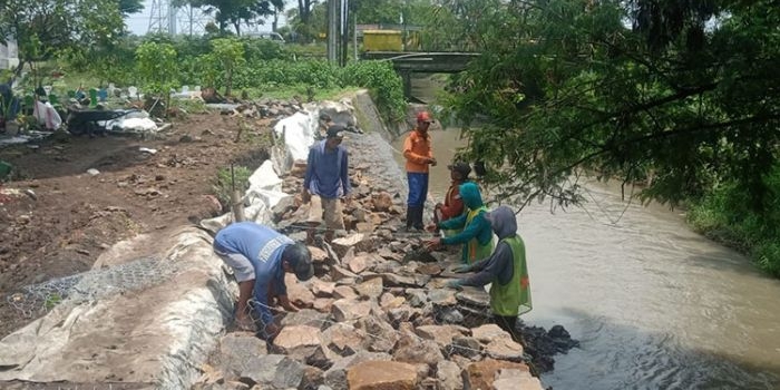 Pemasangan bronjong di Sungai Masangan, Kecamatan Bangil, Kabupaten Pasuruan. 