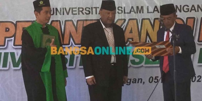 Pelantikan Dody Eko Wijayanto sebagai Pj Rektor Universitas Islam Lamongan oleh Ketua Yayasan Pembina Pendidikan Tinggi Islam Sunan Giri, Wardoyo. Foto: NUR QOMAR HADI/BANGSAONLINE