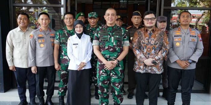 Pangdam V/Brawijaya Mayjen TNI Rudi Saladin bersama jajaran Forkopimda Kabupaten Kediri dan Kota Kediri. (Ist).
