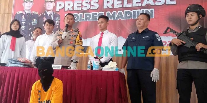 Kapolres Madiun, AKBP Anton Prasetyo, saat konferensi pers terkait kasus pencabulan. Foto: HENDRO SUHARTONO/BANGSAONLINE