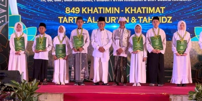  Prof Dr H Ridlwan Nasir MA foto bersamaa dengan para santri wisudawan yang berprestasi dalam acara Gebyar Prestasi Al-Qur